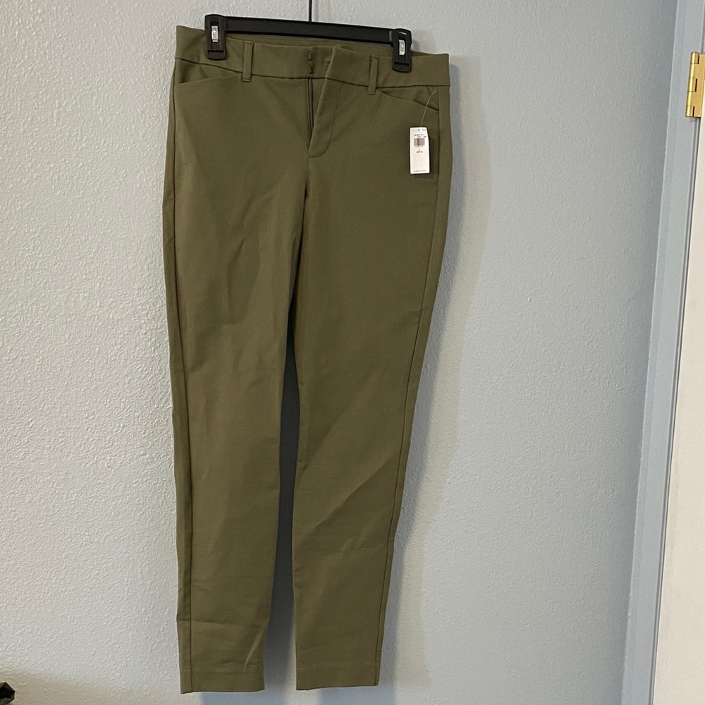 Old Navy Sage Olive Green high rise Pixie Pants new with tags size 6 petite